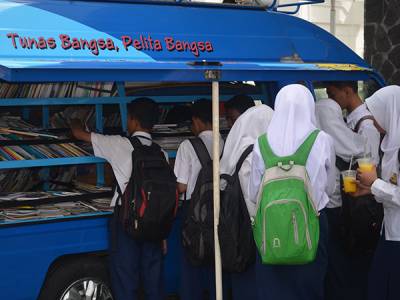 Mopin - Siswa SMP antusias membaca buku yang disediakan Mopin